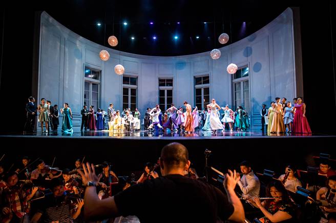 卫武营国家艺术文化中心将重制威尔第经典歌剧《茶花女》，由台湾女高音耿立、黄莉锦挑大梁主演。（卫武营国家艺术文化中心提供）