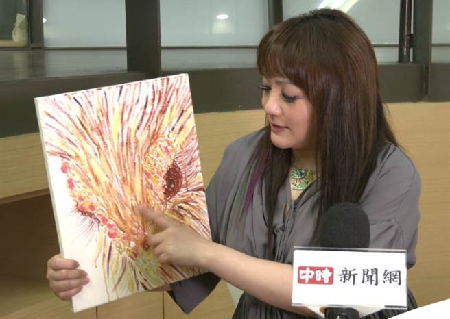 凌威威轉戰直播主，遠距教學繪畫。(照片/游定剛 拍攝)