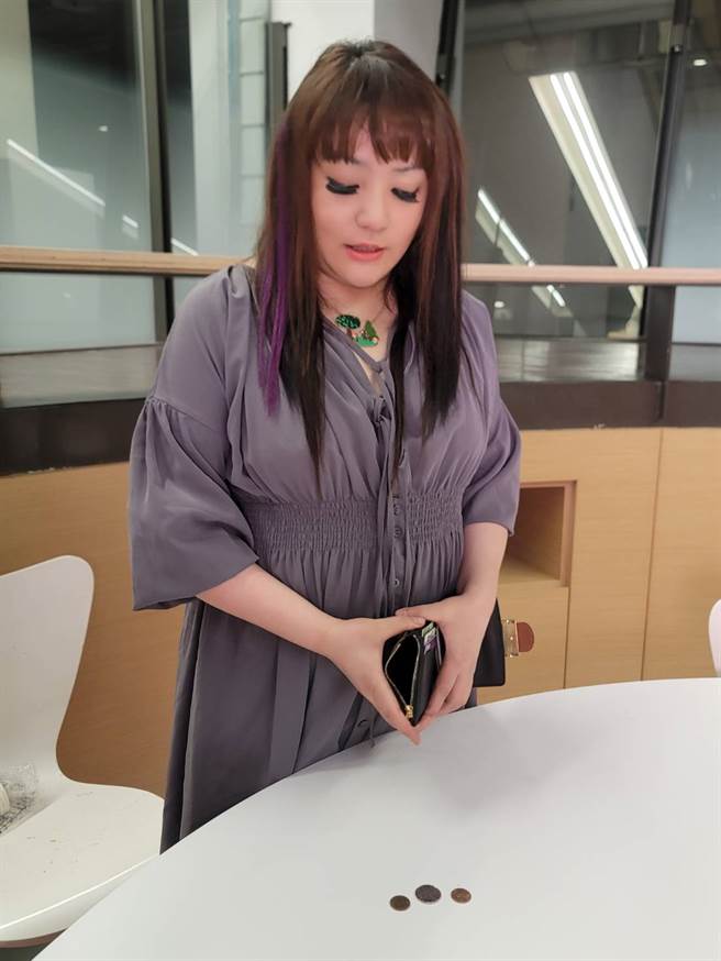 凌威威畫室生意慘淡，年前身上僅剩12元。(照片/游定剛 拍攝)