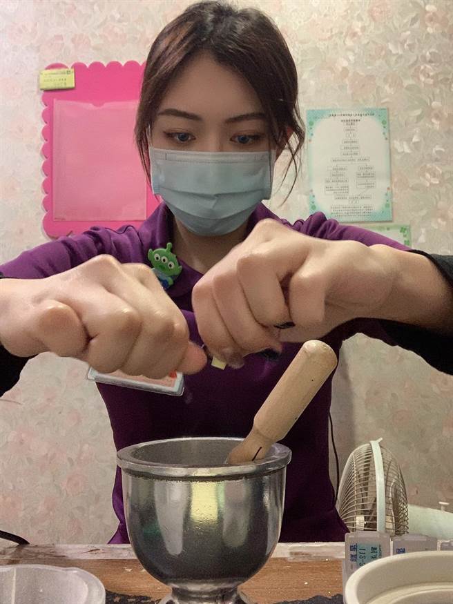接受展望会资助的「小萱」可取护理师资格，利用寒假到打工学习医护工作流程。（世界展望会东区办事处提供／王志伟花莲传真）