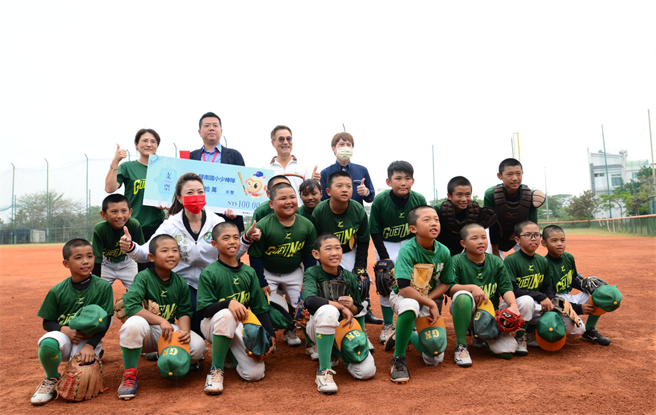 达丽建设开春更加码捐赠10万给归仁区的归南国小少棒。（柯宗纬翻摄）