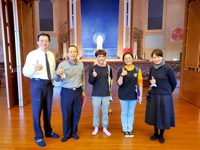 负责与纸风车合作活动规画的慈济志工方上荣(左2)、慈济基金会执行长办公室锺易叡(左1)、张庭涵(右1)，以及纸风车剧团艺术行政龚颖俐(右2)、技术专员甘佑豪(右3)，一同走进这座触动心灵的社区客厅，双方讨论包括环保剧场演出等合作重点。（柯宗纬翻摄）