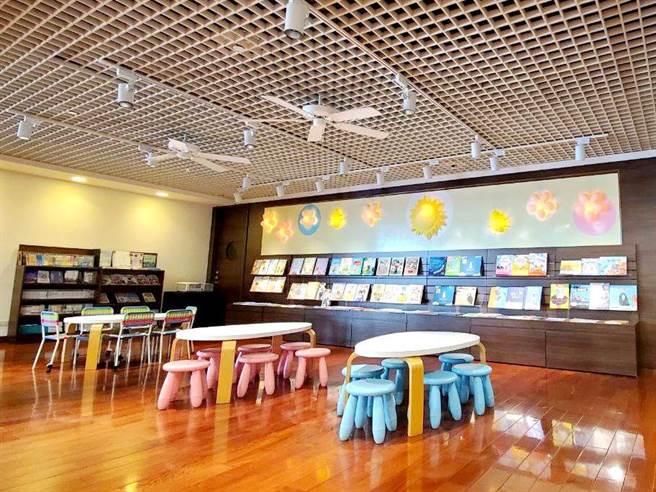 座落在高雄静思堂一楼的书轩儿童馆，由9座书架、3组座位区、太阳与花朵装置艺术、一座吧台共总组成的空间，提供一个安静、乾净、舒服的亲子共读空间。（柯宗纬翻摄）