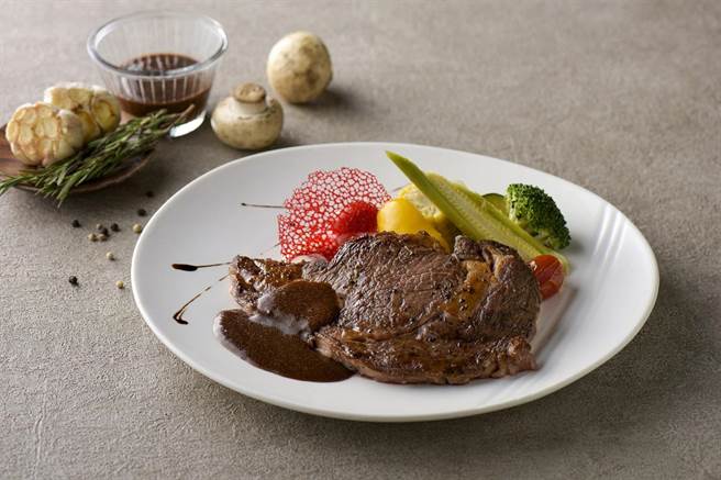 【HOTEL COZZI和逸饭店‧高雄中山馆】8盎司美国顶级肋眼牛排肉质香嫩饱口原价1250元＋10％，2人同行可享超值55折。（柯宗纬翻摄）