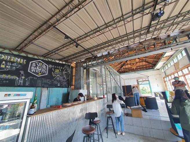 台南市盐水区旧第一银行分行閒置，经过整修后老屋活化，由在地新创团队进驻，打造艺文、餐饮复合空间，相当有特色。（庄曜聪摄）