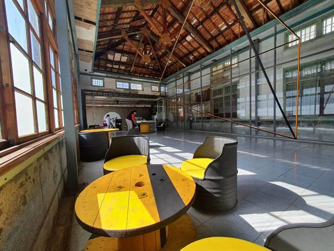 台南市盐水区旧第一银行分行閒置，经过整修后老屋活化，由在地新创团队进驻，打造艺文、餐饮复合空间，相当有特色。（庄曜聪摄）