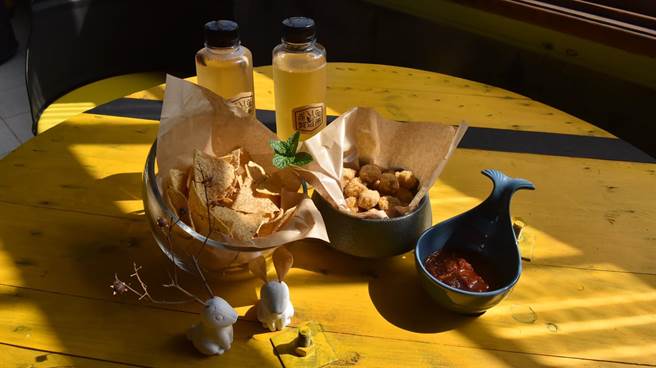 台南市盐水区旧第一银行分行閒置，经过整修后老屋活化，由在地新创团队进驻，打造艺文、餐饮复合空间，相当有特色。（庄曜聪摄）