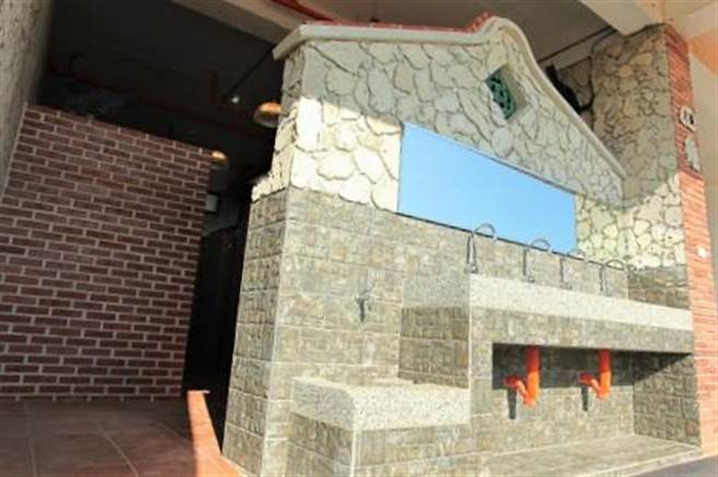 澎湖县马公国中老旧厕所大变身，荣获教育部评鑑「全国最美的厕所」。（陈可文摄）