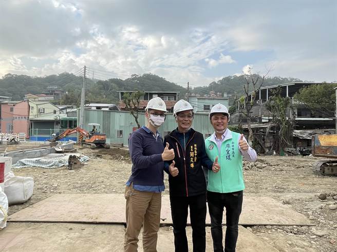 新北市议员廖宜琨、新工处等单位今到山佳公儿五公园会勘，新工处表示，道路与公园将在4月完工，届时将解决周边住户通行、休憩问题。（记者蔡雯如摄）