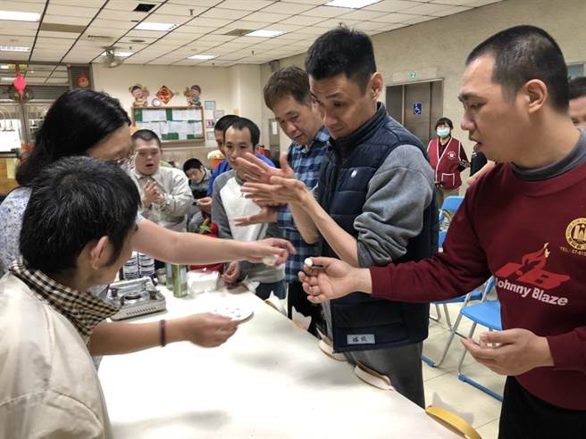 高雄市社会局无障碍之家举办庆元宵活动，教憨儿搓汤圆。（高雄市社会局提供／林雅惠传真）
