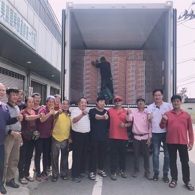 美濃區農會25日出貨360箱、共計2160公斤木瓜航向香港，要讓香港民眾也能品嘗美濃冬季的木瓜好滋味。（林雅惠攝）