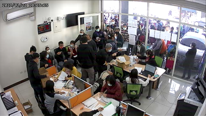 「設備汰換與智慧用電補助」全台2021年僅剩雲林縣與基隆市還有補助額度，2月22日開始受理就擠滿人潮。（雲林縣府建設處提供）