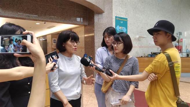 公視25日舉行臨時董事會，決議未來將向文化部爭取國際影音平台案。將任公視下一屆董事的徐瑞希(左二)表示，欣見公視董事會重啟討論，期待台灣與國際溝通平台早日完成建構、如期上線。(本報資料照)