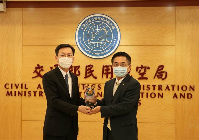 立荣航空再度荣获金翔奖，由民航局局长林国显(左)亲自颁发奖牌予立荣航空董事长林志忠(右)。（立荣提供）