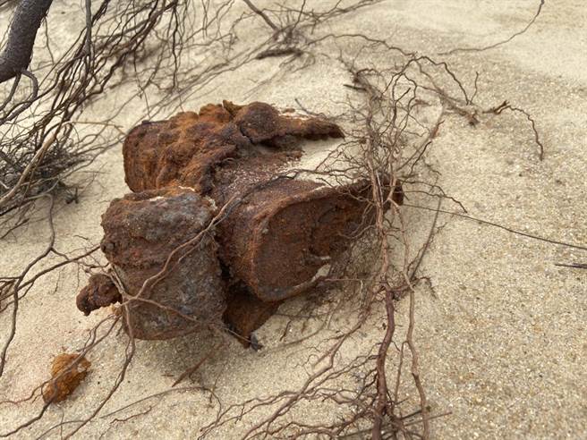 金门又有未爆地雷出土，国家公园辖区范围内的景点「船型堡」旁今天发现2枚M7反坦克轻型地雷。（金门岸巡队提供）