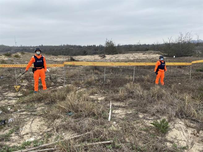 岸巡派员封锁现场管制人员进出。（金门岸巡队提供）