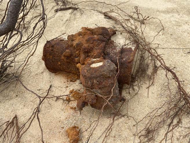 进一步确认2枚遭海水冲刷上岸的未爆弹，都是M7反坦克轻型地雷，锈蚀情况严重，研判并无立即性危险。（金门岸巡队提供）