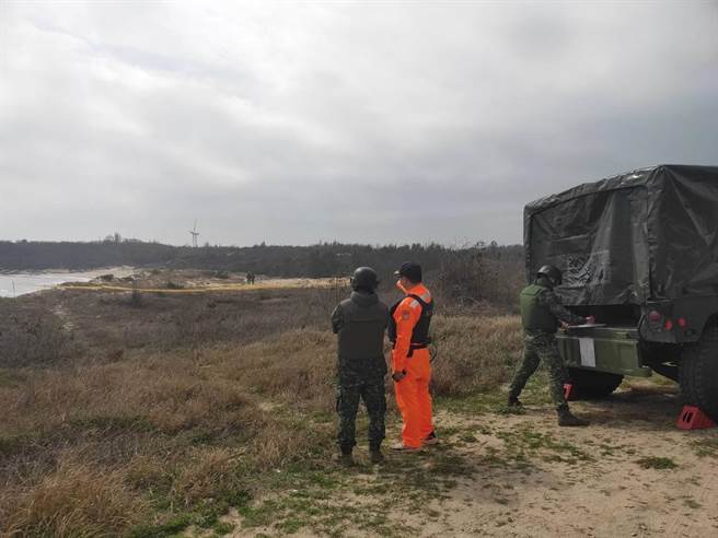 金防部未爆弹处理小组赶至移除，携回进一步销毁处理。（金门岸巡队提供）