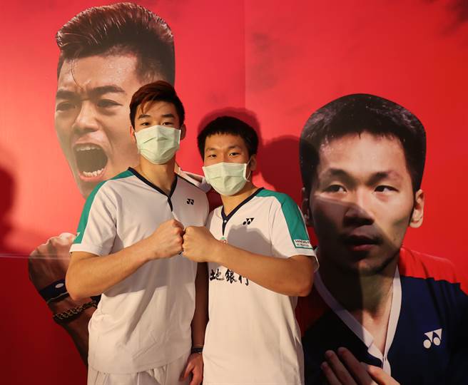 王齊麟（左）、李洋（右）展現訓練成果，在泰國曼谷3站賽事以15連勝奪下3金，提升信心。（陳筱琳攝）