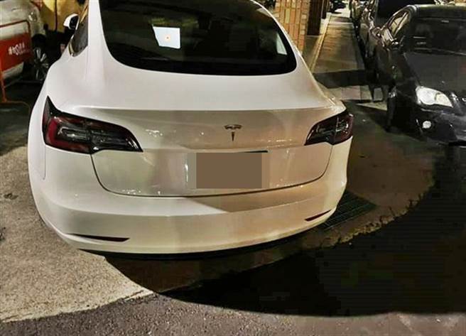 白色特斯拉乱停车，害网友全家无法进出自家门。（翻摄画面）