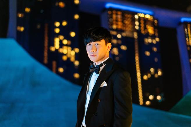 JJ站上新加坡艺术科学馆的屋顶献唱。（迪士尼新加坡提供）