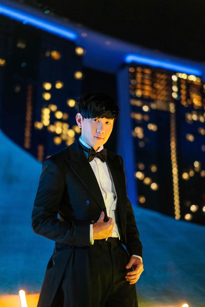 JJ站上新加坡艺术科学馆的屋顶献唱。（迪士尼新加坡提供）