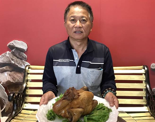 由新竹市农会辅导、龙湖餐厅主厨团队研发的龙湖好吃甘蔗鸡，自27日起在新竹市假日花市摆摊贩回馈乡亲。（苏永胜提供／陈育贤新竹传真）
