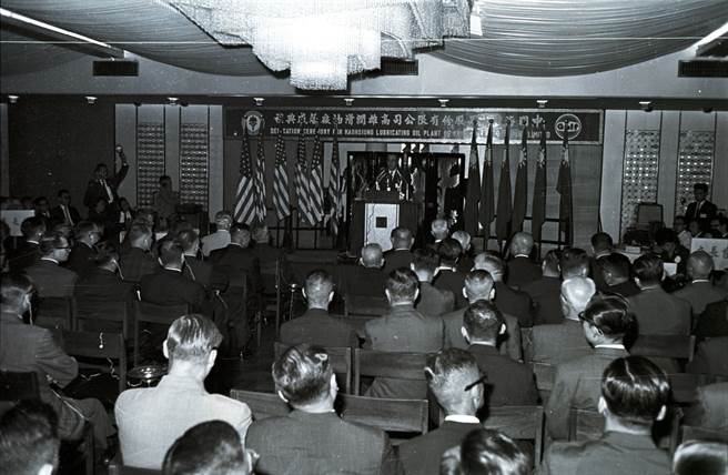 1965年，中油与美国海湾石油公司合建的中国海湾石油公司高雄润滑油厂，举行竣工典礼，由董事长胡新南主持。(余忍摄)