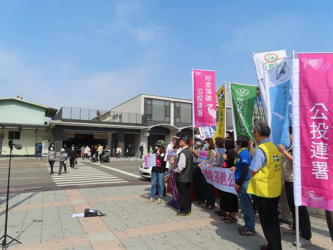 彰化县环保联盟、彰化县医界联盟等10几个团体，联合在人来人往的彰化火车站前广场发起「公投签署抢救桃园藻礁」，号召联署，共同为抢救世界级的千年形成桃园藻礁海岸努力。（吴敏菁摄）