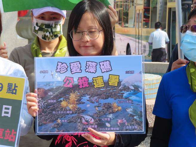 彰化县环保联盟、彰化县医界联盟等10几个团体，联合在人来人往的彰化火车站前广场发起「公投签署抢救桃园藻礁」，号召联署，共同为抢救世界级的千年形成桃园藻礁海岸努力。（吴敏菁摄）