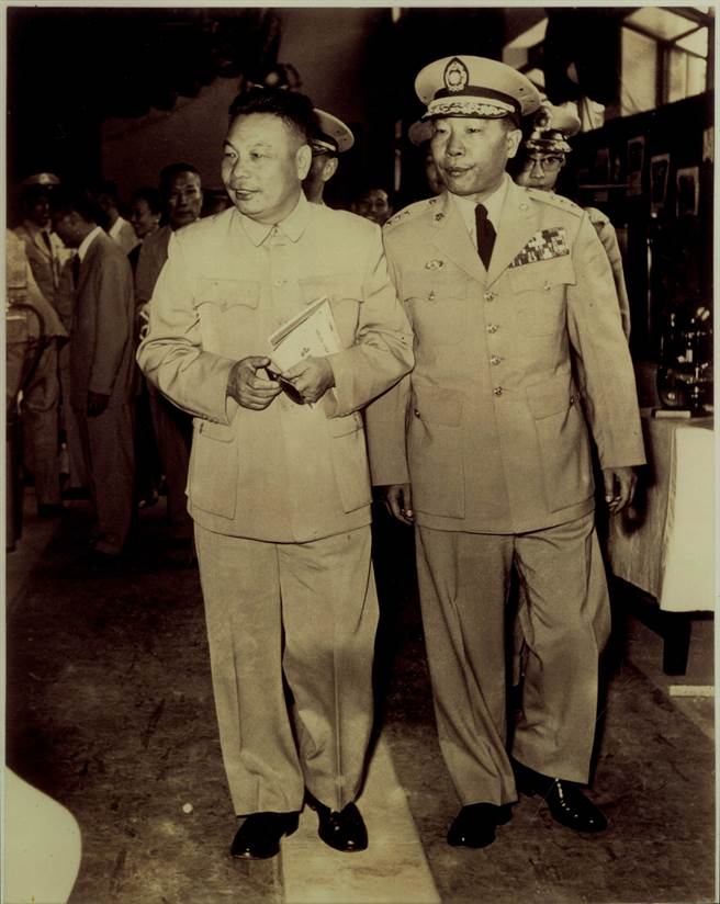 1957年10月10日，陆军总司令彭孟缉（右）陪同退辅会主委蒋经国巡视陆军首次装备展。（记者王超群翻摄）

