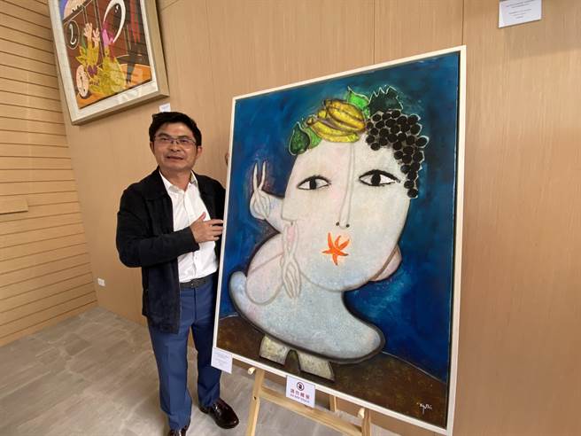 与西班牙艺术大师皇‧雷普耶斯成为忘年之交的惠荪开发董事长陈荪裕，导览大师来台创作的《卓兰之春》成为画展亮点。（卢金足摄）