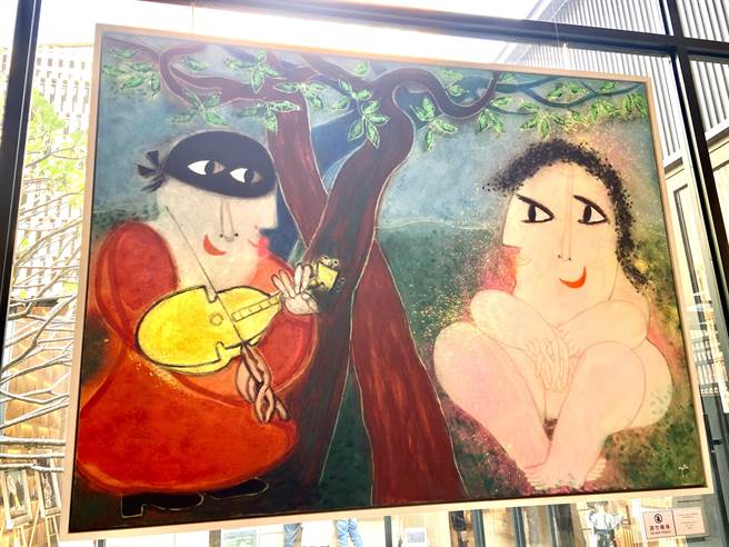 皇‧雷普耶斯以赤子心自创手法创作绘画、雕塑、版画，如孩子般快乐地玩艺术。（卢金足摄）