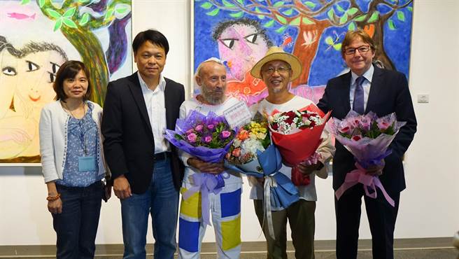 台中市屯区艺文中心两年前曾为皇‧雷普耶斯（中）举办「永恒的纯真 皇‧雷普耶斯的什秘花园」特展，引起热烈回响。（资料照／卢金足台中传真）