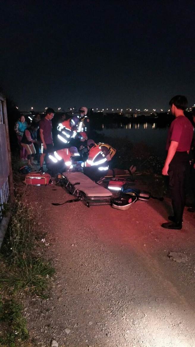 桃88岁老妪傍晚摔落大池，消防员救出时已失去生命迹象，送医抢救中。(翻摄照片／蔡依珍桃园传真)