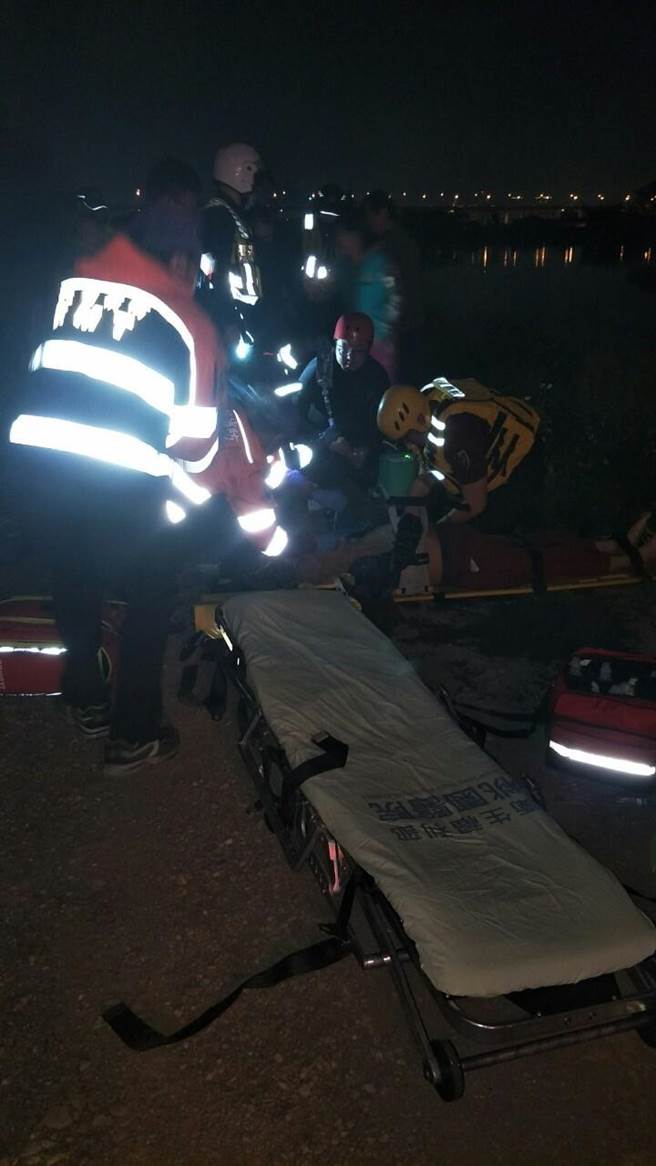 桃88岁老妪傍晚摔落大池，消防员救出时已失去生命迹象，送医抢救中。(翻摄照片／蔡依珍桃园传真)