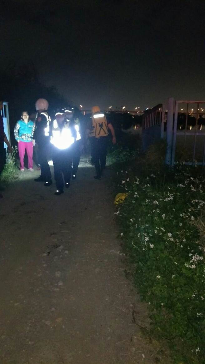 桃88岁老妪傍晚摔落大池，消防员救出时已失去生命迹象，送医抢救中。(翻摄照片／蔡依珍桃园传真)