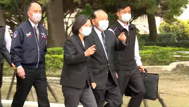 國防安全研究院今天學官結業典禮，蔡英文總統鼓勵軍官突破現有框架思考，發揮潛能。(圖/總統府提供)