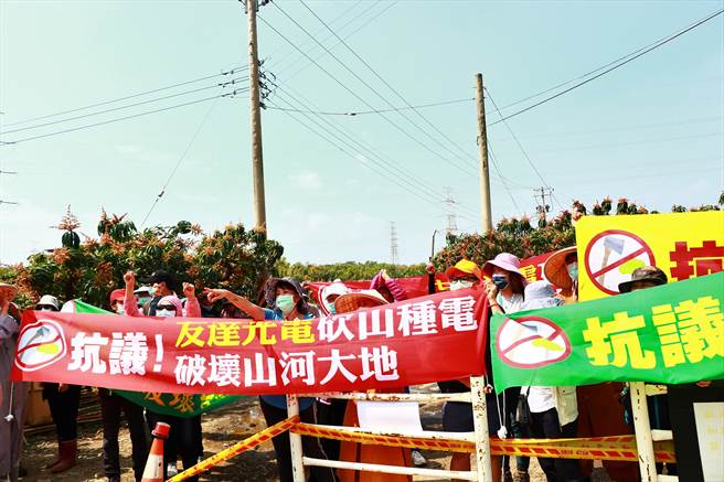 二戰遺址「石頭營」種電爭議，經枋寮居民長達4個月陳情抗議後，至今風波未平，立委陳椒華25日現勘的同時，數十民眾也再度到場拉布條怒喊「停工」。（謝佳潾攝）