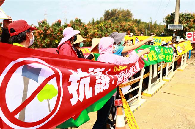 二戰遺址「石頭營」種電爭議，經枋寮居民長達4個月陳情抗議後，至今風波未平，立委陳椒華25日現勘的同時，數十民眾也再度到場拉布條怒喊「停工」。（謝佳潾攝）