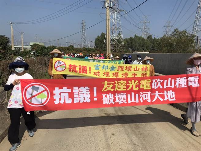 二戰遺址「石頭營」種電爭議，經枋寮居民長達4個月陳情抗議後，至今風波未平，立委陳椒華25日現勘的同時，數十民眾也再度到場拉布條怒喊「停工」。（謝佳潾攝）