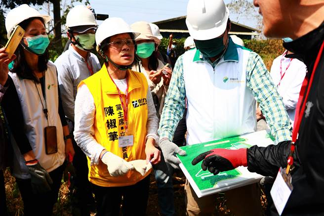 二戰遺址「石頭營」種電爭議，經枋寮居民長達4個月陳情抗議後，至今風波未平，立委陳椒華25日現勘的同時，數十民眾也再度到場拉布條怒喊「停工」。（謝佳潾攝）