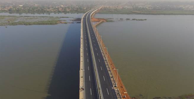 大陆在非洲的一带一路项目、由大陆援助尼日兴建的赛义尼·孔切将军大桥竣工通车。（图／新华网）