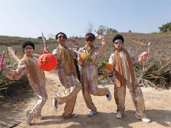 网路女神电棒烫一秒变大婶 浩子被推入凤梨田全身扭曲。（民视提供）