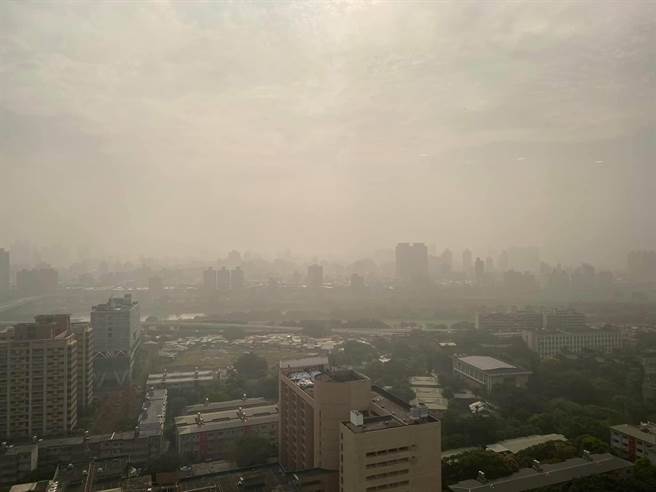 大台北地区今空气污染严重，几乎看不见远方大楼。（翻摄彭启明脸书）
