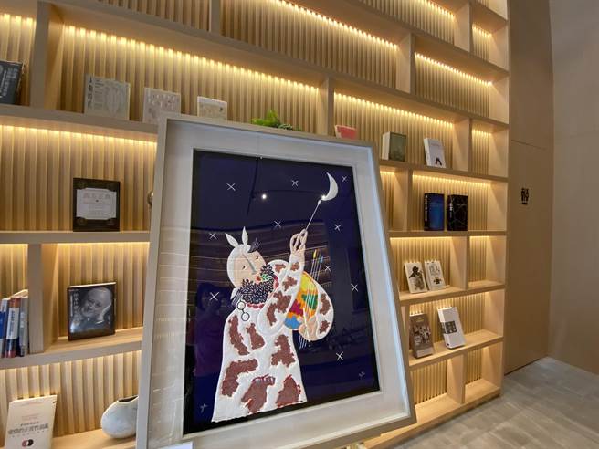 西班牙艺术家皇‧雷普耶斯的三幅画作，将捐赠给社区，让艺术走入生活。（卢金足摄）