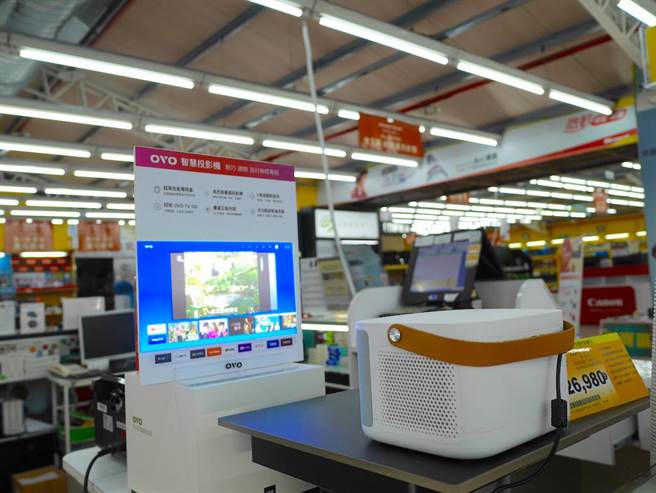 OVO K1智慧投影机不占空间且可轻松享受百吋银幕效果，满足和亲朋好友共同追剧、玩Game及K歌的需求。(OVO提供)