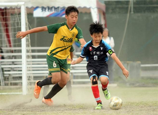 沈宬赋（左）凭藉高大身材防守成功，帮助公馆国小淘汰明道国小，率先挺进复赛。（迷你足球协会提供）