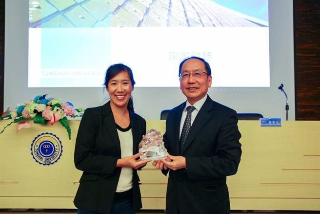 东海大学校长王茂骏（右）25日致赠纪念品，给予蒞校发表专题演讲的哈佛商学院教授黄乐仁。图／东海大学提供