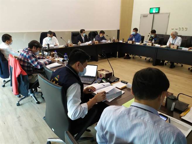 台中市政府25日下午召开中捷故障审查会议，歷经6小时马拉松式会议，委员认为仍有部分内容待了解，要求北捷局及厂商补足资料。(中市府提供／林欣仪台中传真)